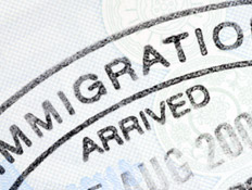 חותמת הגירה בדרכון (צילום: david franklin, Istock)