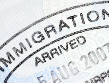 חותמת הגירה בדרכון (צילום: david franklin, Istock)