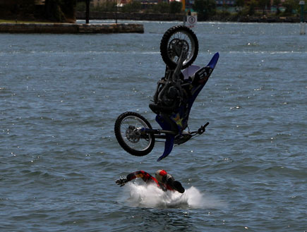 אופנוען נופל למים (צילום: Ezra Shaw, GettyImages IL)