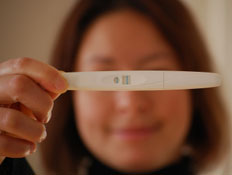 אשה עם בדיקת הריון (צילום: Kristoffer Hamilton, Istock)
