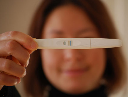 אשה עם בדיקת הריון (צילום: Kristoffer Hamilton, Istock)