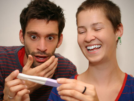 זוג מופתע עם בדיקת הריון (צילום: CamiloTorres, Istock)