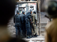 שוטרים הודים בזמן המתקפה, ארכיון (צילום: רויטרס)