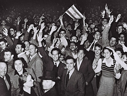 ישראלים חוגגים בכיכר מוגרבי בכ"ט בנובמבר (צילום: GPO, GettyImages IL)