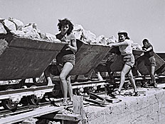 נשים עובדות בארץ ישראל לפני הקמת המדינה (צילום: GPO, GettyImages IL)