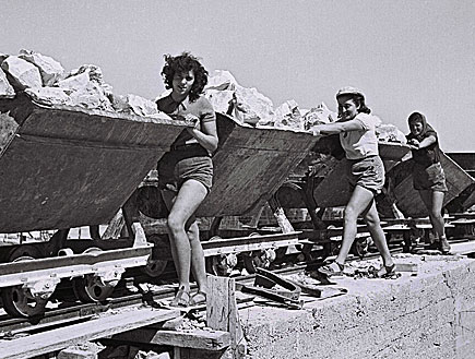 נשים עובדות בארץ ישראל לפני הקמת המדינה (צילום: GPO, GettyImages IL)