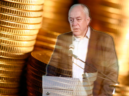שר האוצר רוני בר און על רקע מטבעות כסף וזהב (צילום: החדשות 2)