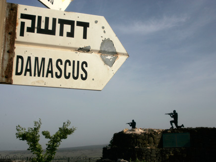 שלט על הר בנטל בגולן המכוון לדמשק (צילום: חדשות 2)