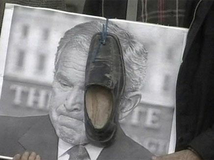 תמונה של בוש עם נעל על פניו (צילום: החדשות 2)