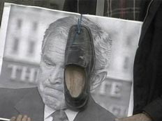 תמונה של בוש עם נעל על פניו