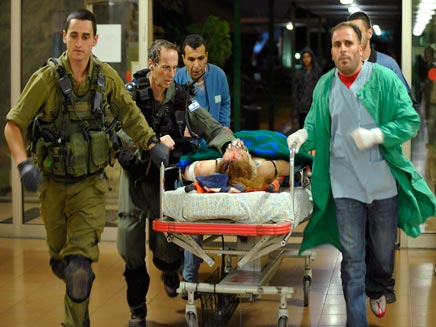 פצוע מובהל אל בית החולים בבאר שבע (צילום: רויטרס)