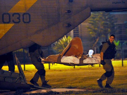 פצוע מובל ממטוס לבית החולים בבאר שבע (צילום: רויטרס)
