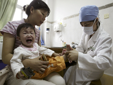 ילד קוריאני בוכה בזמן בדיקה אצל רופא
