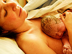 לידה בבית (צילום: Martin LladÃ³, Istock)