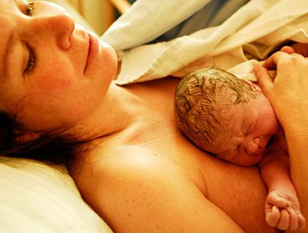 לידה בבית (צילום: Martin LladÃ³, Istock)