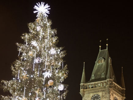 עץ חג המולד בפראג (צילום: Peter Zurek, Istock)