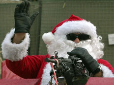 סנטה קלאוס עם נשק (צילום: reuters)