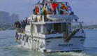 פעילים לזכויות האדם מגיעים לחופי עזה באוניה (צילום: חדשות 2)