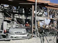 הרס בעזה מכונית מתחת להריסות בית (צילום: אימג'בנק gettyimages)