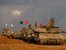 טנק ישראלי בעזה (צילום: רויטרס)