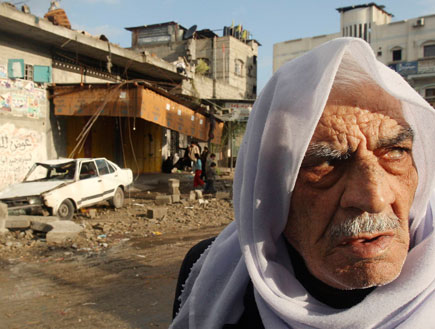 זקן פלסטיני על רקע ההריסות מתקיפת צהל (תמונת AVI: רויטרס)