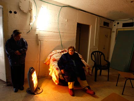 תושבים במקלט בבאר שבע (צילום: רויטרס)