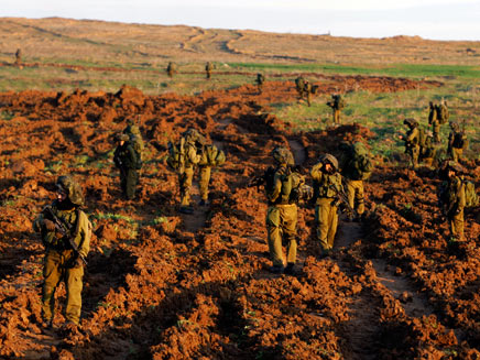 חיילים מתקדמים רגלית בצפון עזה - מתקפה קרקעית (צילום: רויטרס)