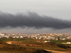 עשן בעזה לאחר תקיפת צהל (צילום: רויטרס)