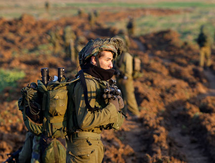 חייל מתכונן לפעולה (תמונת AVI: רויטרס)