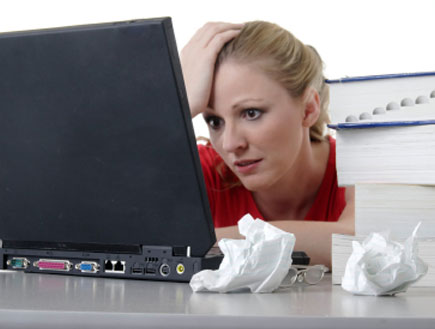 אישה מול מסך מחשב (צילום: geotrac, Istock)