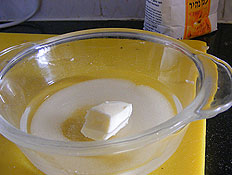 קערה עם חמאה וסוכר (צילום: יהונתן זילבר)