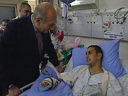 אהוד אולמרט מבקר פצועים בסורוקה (צילום: חדשות 2)