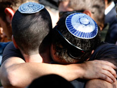 ישראלים מתאבלים בלוויתו של ניתי שטרן (צילום: רויטרס)