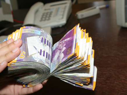 יד סופרת כסף מזומן (צילום: חדשות 2)