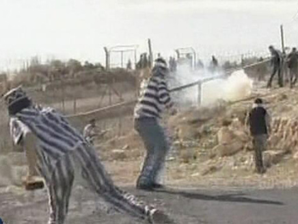 הפגנה בלבוש אסירים בבילעין (צילום: חדשות2)