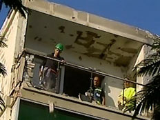 מרפסת באשקלון שנפגעה מרקטה (צילום: חדשות 2)