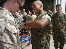 חיילי מארינס עם בירה (צילום: getty images)