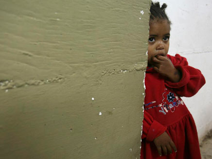 ילדה ישראלית אתיופית במקלט  בבאר שבע (צילום: רויטרס)