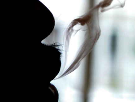 איש נושף עשן (צילום: Justin Sullivan, GettyImages IL)