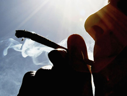 איש מעשן ג'וינט ושוכח לאפר (צילום: Chris Jackson, GettyImages IL)