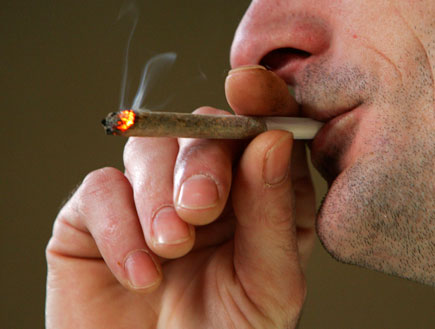 איש מעשן ג'וינט (צילום: Christopher Furlong, GettyImages IL)