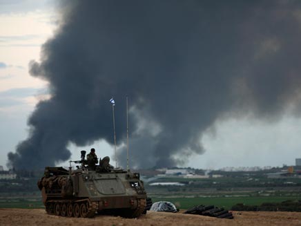 טנק של צה"ל נע על גבול עזה (צילום: רויטרס)