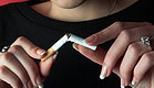 אישה שוברת סיגריה (צילום: mitar gavric, Istock)