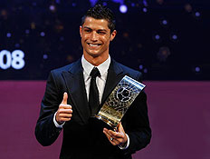 רונאלדו עם פרס כדורגלן השנה של פיפא (צילום: רויטרס)