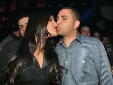 עינב בובליל ואלי בניסטי מתנשקים (צילום: שוקה)