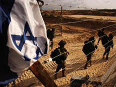 חיילי צהל בעזה עם דגל ישראל (צילום: רויטרס)