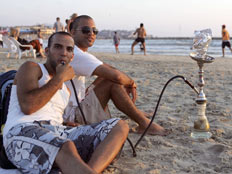 ישראלים בחוף הים בתל אביב (צילום: אימג'בנק - gettyimages)