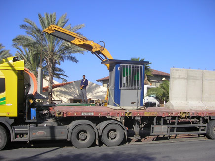 מפנים את ביתו של ברק, היום (צילום: אלירם משה)