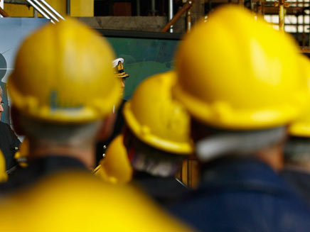 עובדים במפעל (צילום: אימג'בנק - gettyimages)