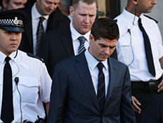 סטיבן ג'רארד יוצא מבית המשפט עם שוטרים (צילום: Christopher Furlong, GettyImages IL)